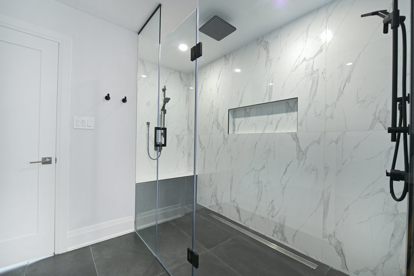 Moderne badkamer met een inloopdouche met marmeren tegels.