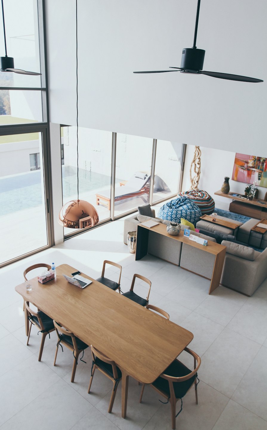 Luchtfoto van een moderne open woon-eetkamer.