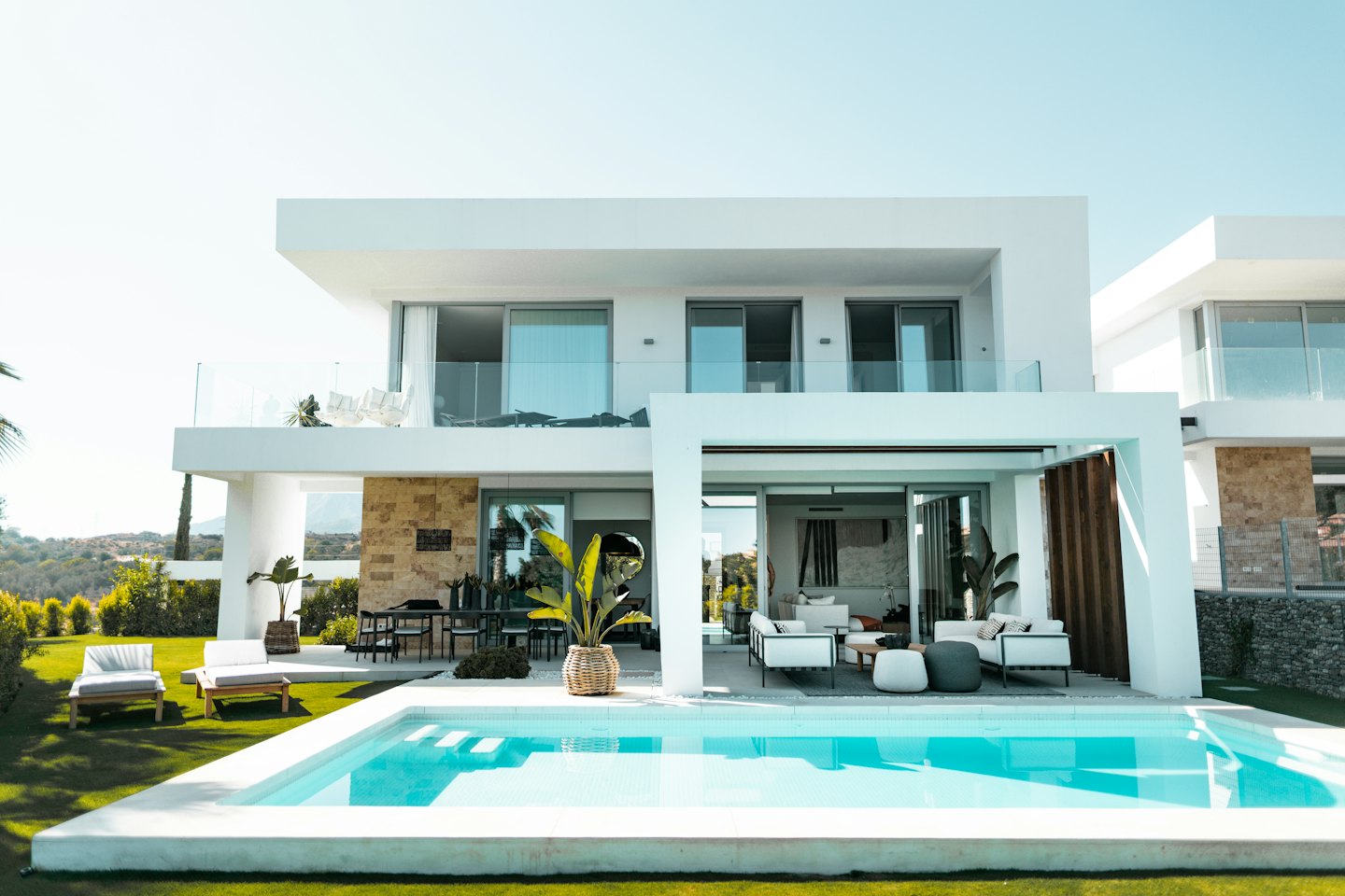 Moderne villa met een rechthoekig zwembad en buitenruimtes.