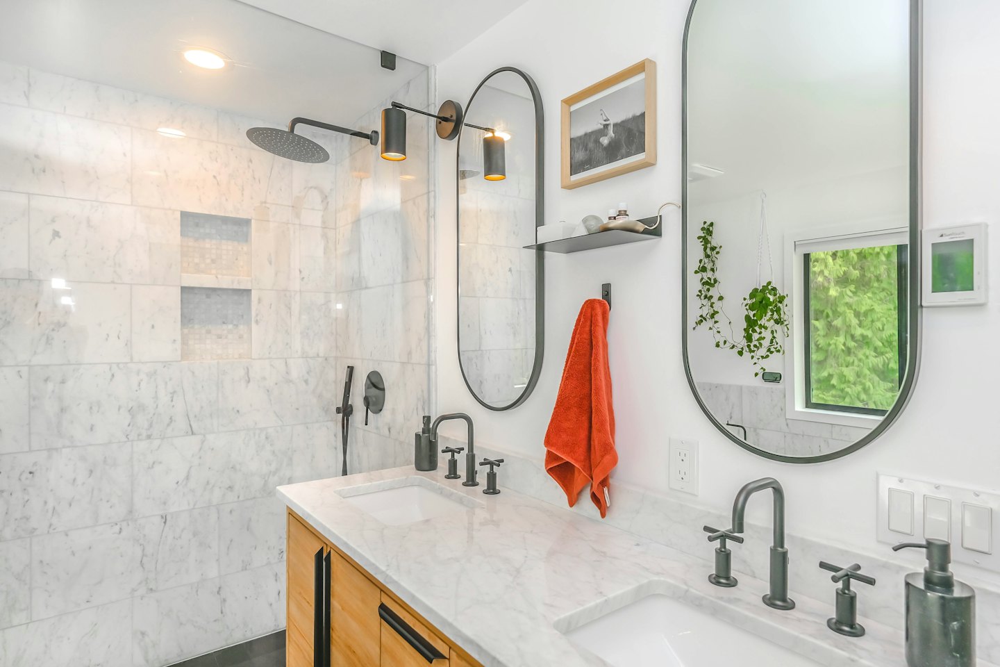 Moderne badkamer met dubbele wastafel en inloopdouche.
